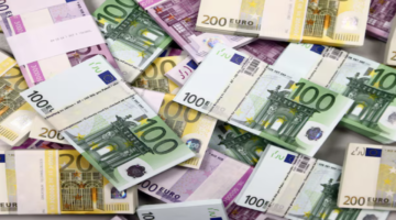 انخفاض الدولار.. أدنى مستوى أمام اليورو واليوان خلال سنوات